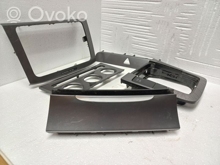 Volkswagen PASSAT B6 Panneau de garniture tableau de bord 3C0858069AE