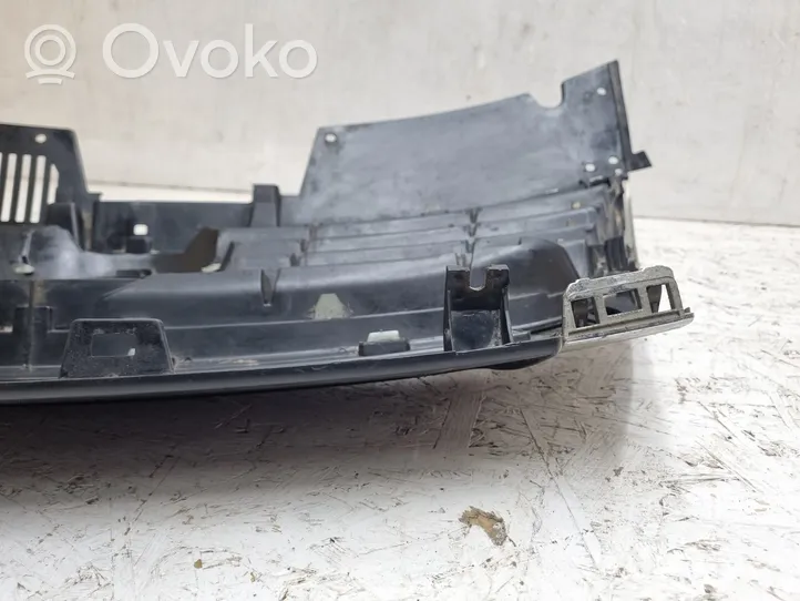 Volkswagen PASSAT B6 Etupuskurin ylempi jäähdytinsäleikkö 0705501