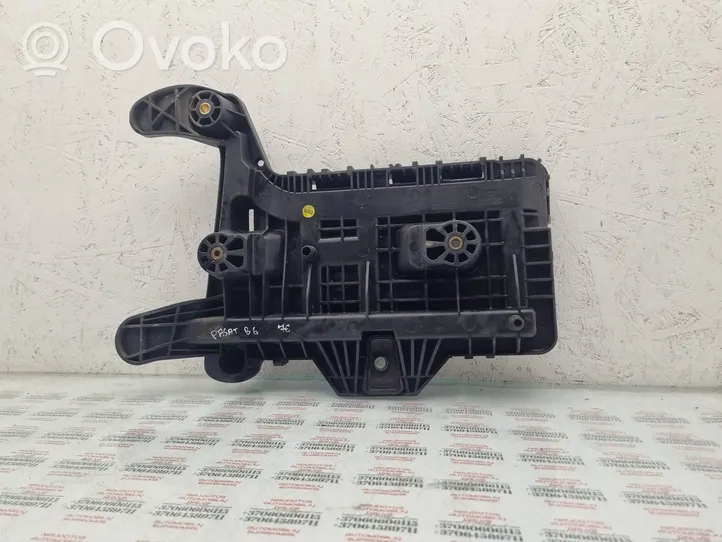 Volkswagen PASSAT B6 Battery tray 1K0915333H