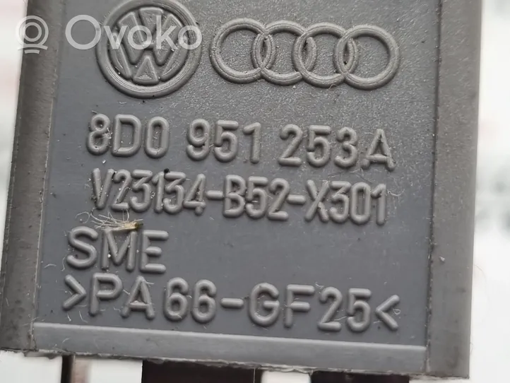Volkswagen PASSAT B5.5 Autres relais 8D0951253A