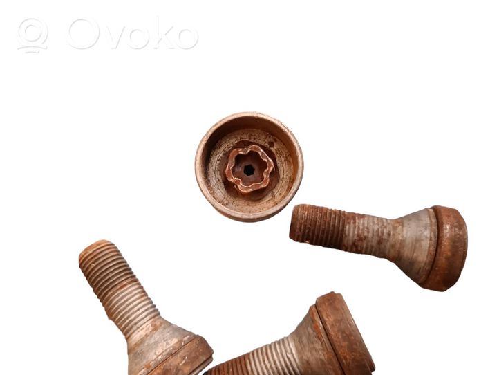 Volvo V40 Cross country Nuts/bolts 