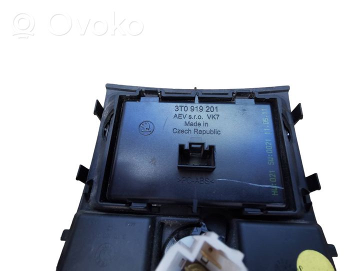 Skoda Octavia Mk2 (1Z) Monitor / wyświetlacz / ekran 3T0919201