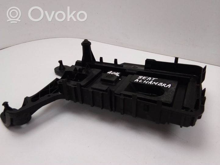 Seat Alhambra (Mk2) Support boîte de batterie 1K0915333