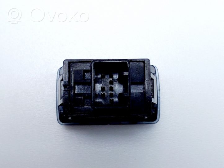 Honda CR-V Tailgate/boot open switch button M50786