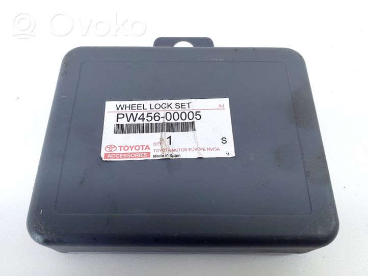 Toyota Aygo AB40 Dadi antifurto e blocco ruota PW45600005