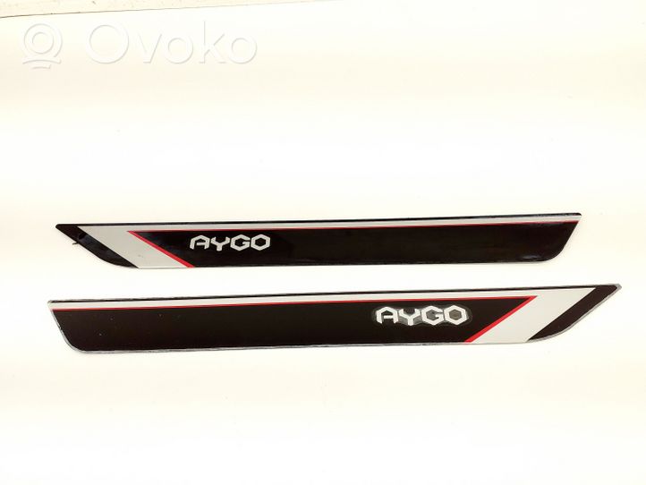Toyota Aygo AB40 Garniture de protection de seuil intérieur 