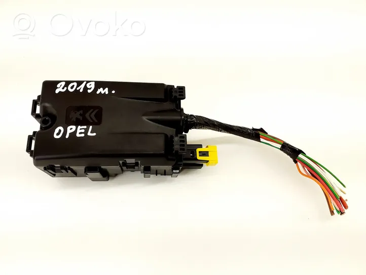 Opel Grandland X Relay mounting block 9806192580