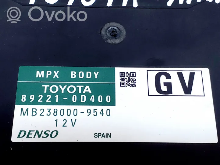 Toyota Yaris Boîte à fusibles relais 892210D400