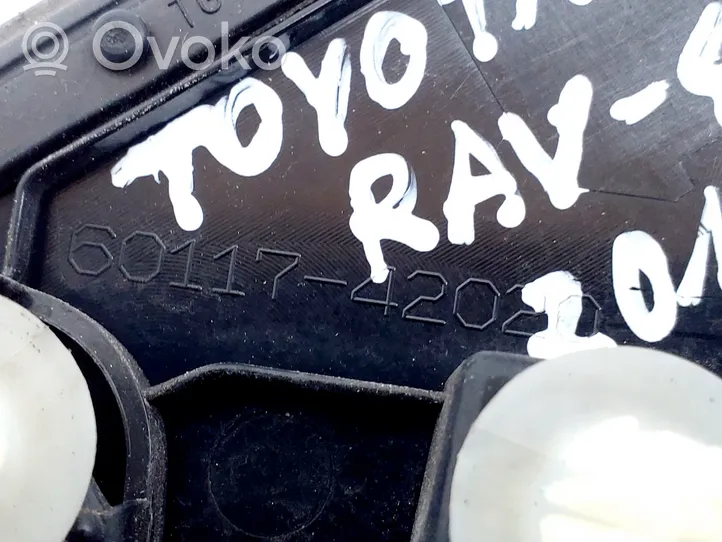 Toyota RAV 4 (XA40) Listwa / Nakładka na błotnik przedni 6011742020