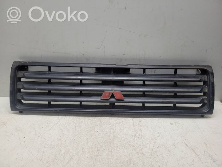 Mitsubishi Pajero Maskownica / Grill / Atrapa górna chłodnicy 