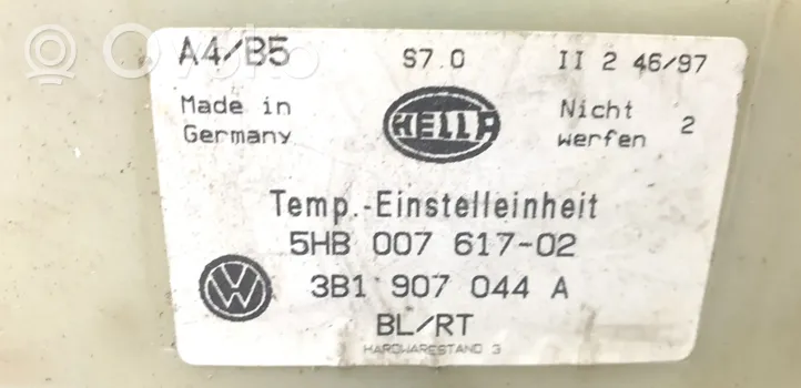 Volkswagen PASSAT B5 Ilmastoinnin ohjainlaite/moduuli 5HB007617-02