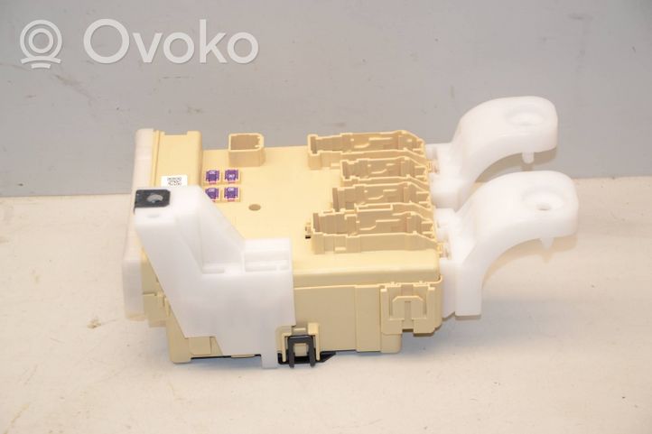 Toyota RAV 4 (XA40) Module de fusibles 8273042811