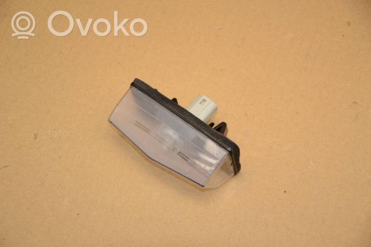 Toyota RAV 4 (XA40) Lampa oświetlenia tylnej tablicy rejestracyjnej 8127153011