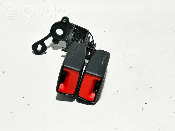 Volkswagen Golf VII Middle seatbelt buckle (rear) 8V0857739A