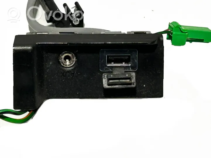 Volvo S60 Gniazdo / Złącze USB 31285608