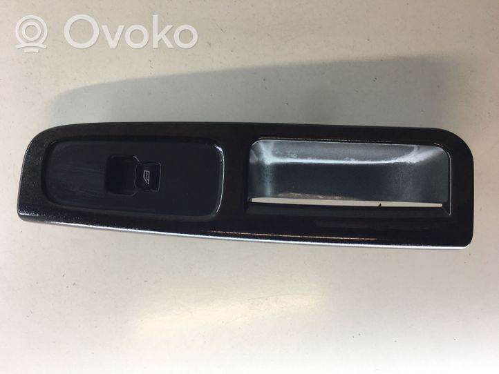 Volvo V50 Ramka przycisków otwierania szyby drzwi przednich 8679670