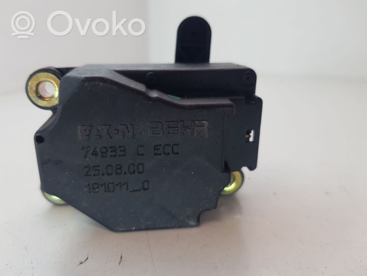 Volvo V70 Motor/activador trampilla de calefacción 74933C