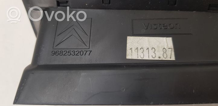 Citroen C5 Kojelaudan sivutuuletussuuttimen kehys 9682532077