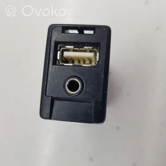 Toyota Avensis T270 USB socket connector 861900D030