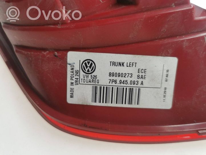 Volkswagen Touareg II Lampy tylnej klapy bagażnika 7P6945093A