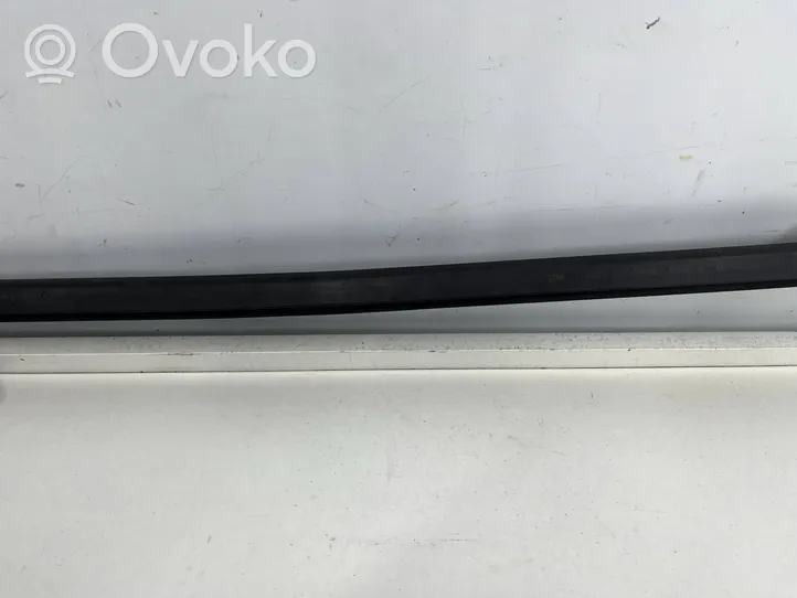 Opel Astra H Priekinė sandarinimo guma ant kėbulo 000205237v