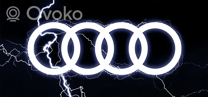 Audi Q3 F3 Etupuskurin ylempi jäähdytinsäleikkö 83F853651