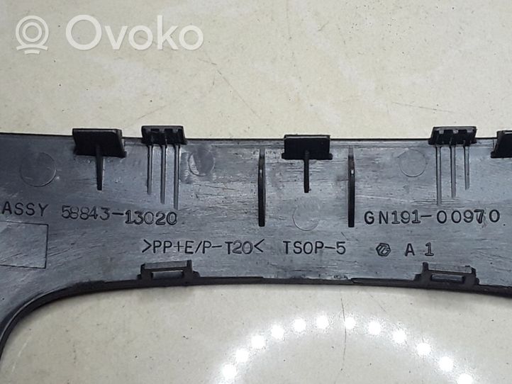 Toyota Corolla Verso E121 Ramka drążka zmiany biegów 5884313020