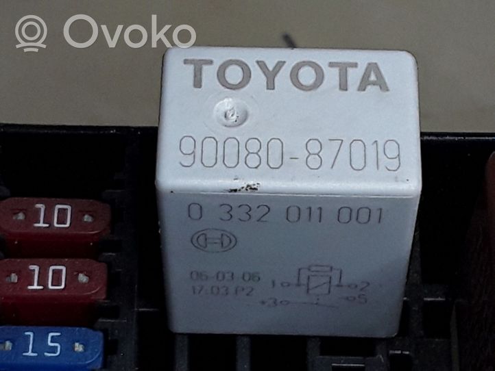 Toyota Avensis T250 Блок предохранителей 9098702016