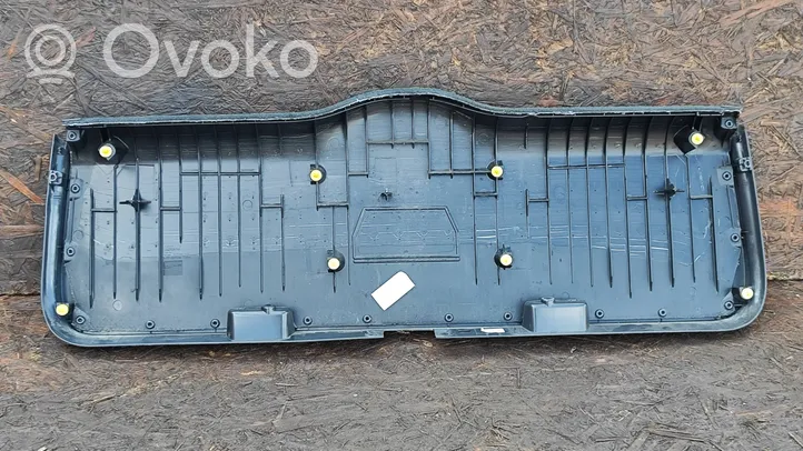 Volvo V70 Poszycie klapy tylnej bagażnika i inne elementy 