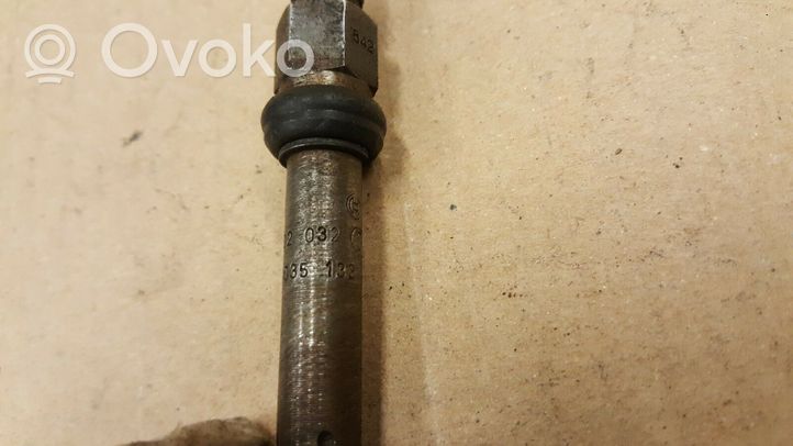 Volkswagen Golf II Fuel injector 035133551C