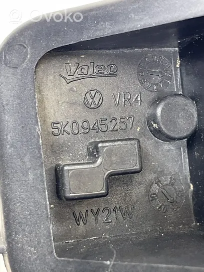 Volkswagen Golf VI Cubierta del soporte de la lámpara de la luz trasera 5K0945257