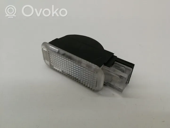 Audi A6 S6 C6 4F Lampka wewnętrzne drzwi tylnych 4B0947415A