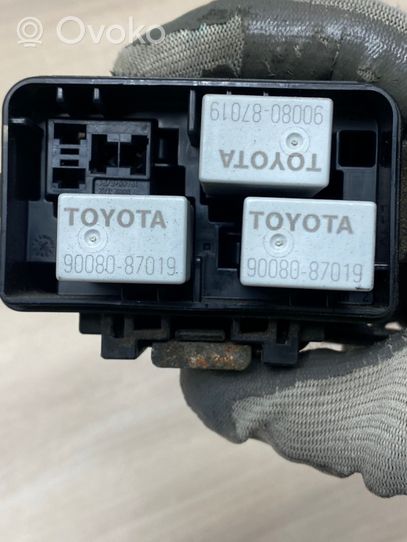 Toyota RAV 4 (XA40) Skrzynka bezpieczników / Komplet 9008087019