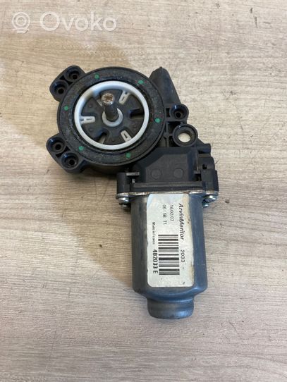 Nissan Qashqai Silniczek podnośnika szyby drzwi przednich 402033e