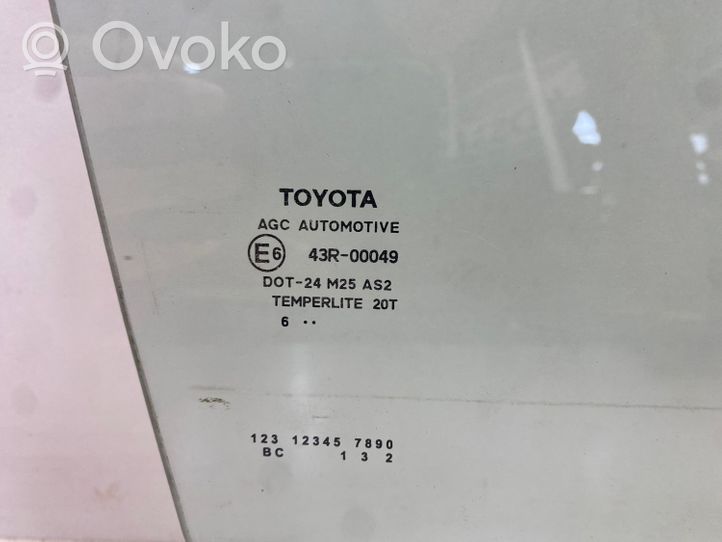 Toyota Avensis T270 Vitre de fenêtre porte avant (4 portes) E643r00049