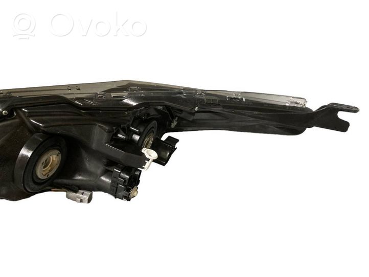 Toyota Corolla E160 E170 Lampa przednia 8111002E71