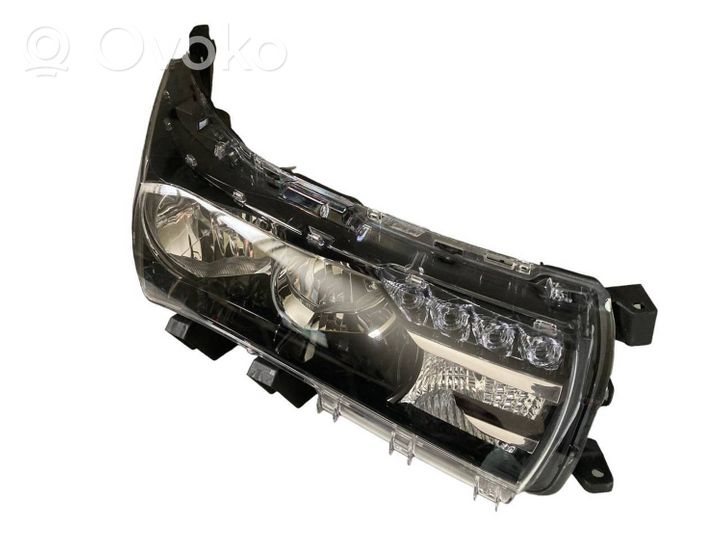 Toyota Corolla E160 E170 Lampa przednia 8111002E71