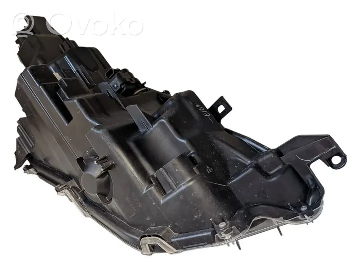 Toyota Yaris XP210 Lampa przednia 81110K0030