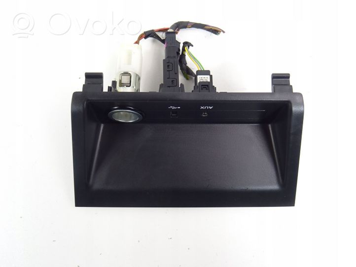 Skoda Fabia Mk3 (NJ) Connecteur/prise USB 6V0857357A