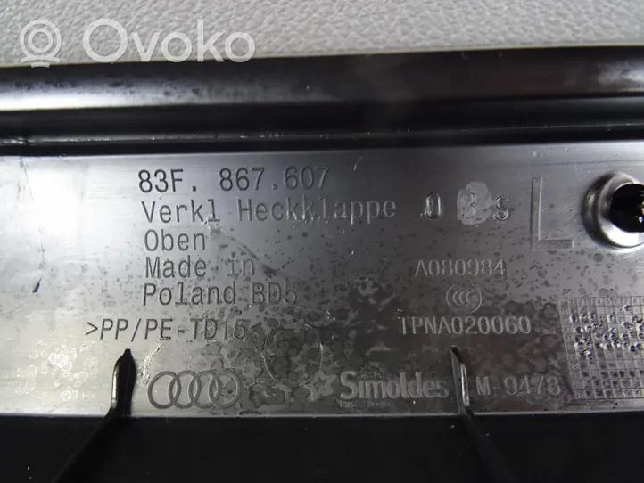 Audi Q3 F3 Tavaratilan sivuverhoilu 83F867607