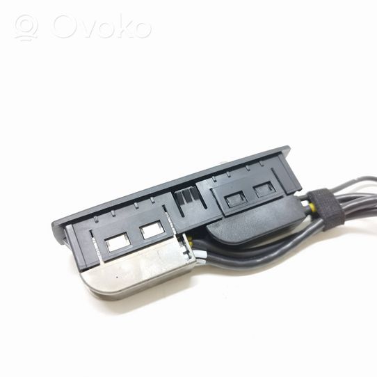 Mercedes-Benz S W222 USB-pistokeliitin A2228200415