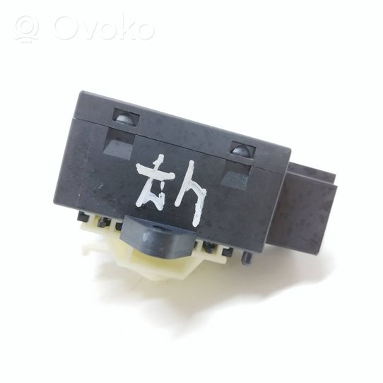 Volkswagen Touran I Seat heating relay 7L0959772