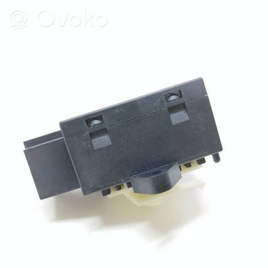 Volkswagen Touran I Seat heating relay 7L0959772