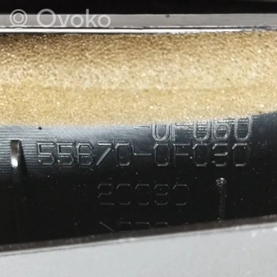 Toyota Verso Kojelaudan sivutuuletussuuttimen kehys 556700F030