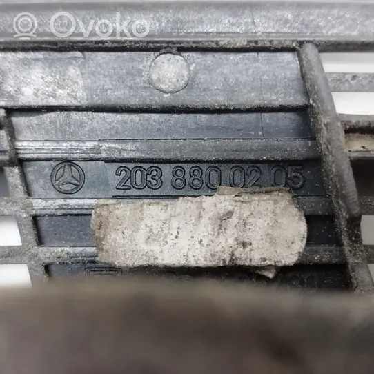 Mercedes-Benz C W203 Kratka wlotu powietrza na maskę 2038800205