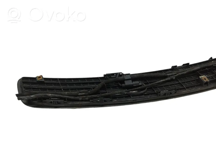 Mercedes-Benz C W203 Kratka wlotu powietrza na maskę 2038800205