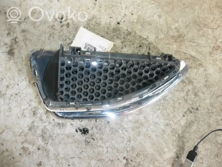 Renault Megane I Grille calandre supérieure de pare-chocs avant 7804G4