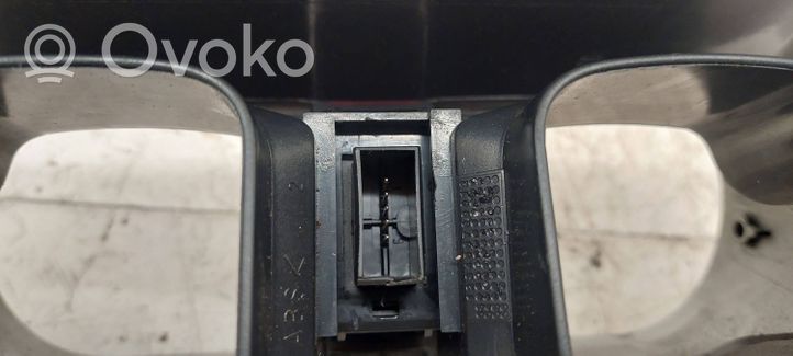 Opel Corsa C Dysze / Kratki środkowego nawiewu deski rozdzielczej 13174176