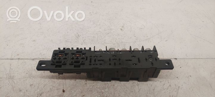 Volkswagen PASSAT B5 Relay mounting block 8L0941822A