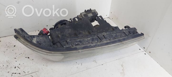 BMW 5 E39 Lampa przednia 010298